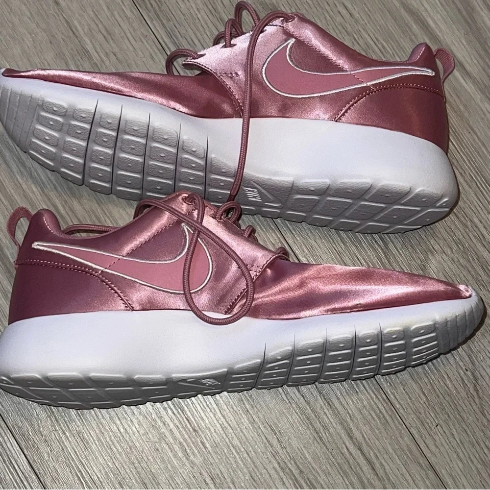 New Nike Roshe One (gs) Big Kids Women’s Pink  Satin Shoes size 7Y